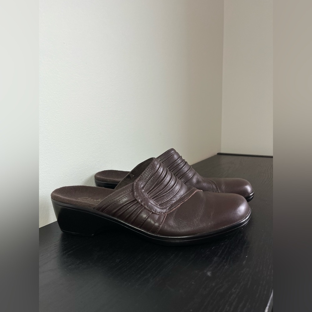 Clarks. Bendables Brown Leather Slip-On Clog Mule. Size 8.